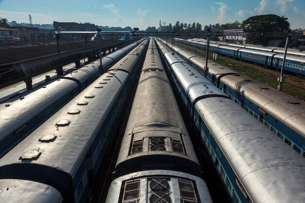 Treni alla stazione ferroviaria. Trivandrum, Kerala, India