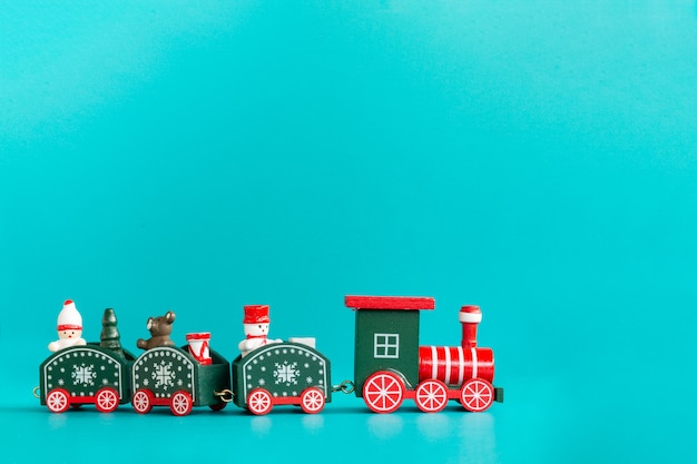 Trenino di Natale per bambini su sfondo blu, Merry Christmas Concept