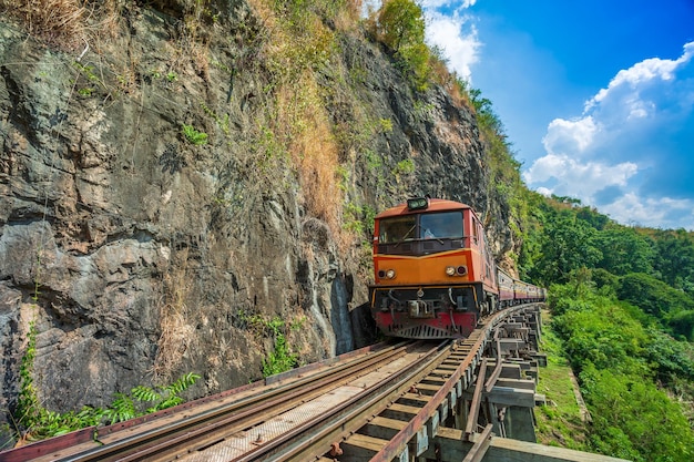 Treno a vapore della locomotiva della provincia di Kanchanaburi Treno della Tailandia Ferrovia storica della seconda guerra mondiale