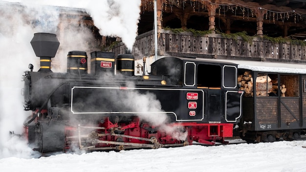 Treno a vapore Mocanita su una stazione ferroviaria in inverno Romania