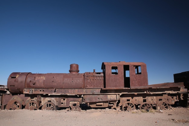 Treno abbandonato contro un cielo blu limpido