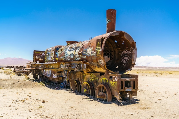 Treno abbandonato sulla sabbia del deserto