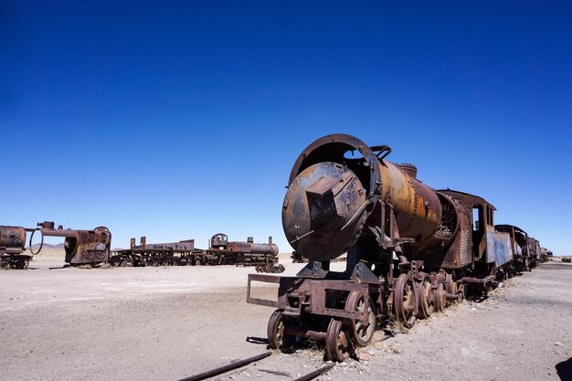 Treno abbandonato sulla terraferma contro un cielo blu limpido