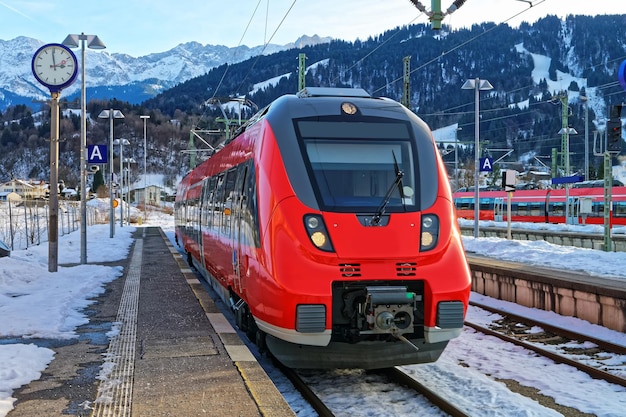 Treno ad alta velocità alla stazione ferroviaria di Garmisch-Partenkirchen, Germania.