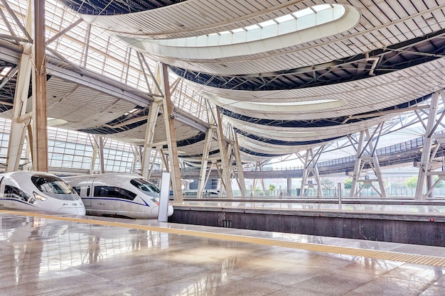 Treno ad alta velocità presso la stazione ferroviaria di Pechino.