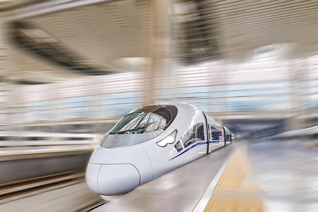 Treno ad alta velocità presso la stazione ferroviaria di Pechino.