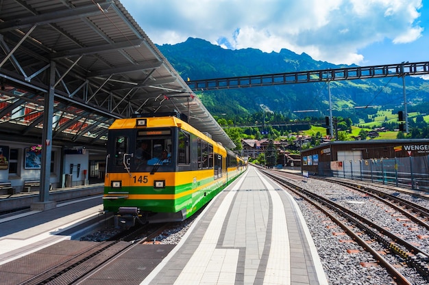 Treno alla stazione svizzera di Wengen