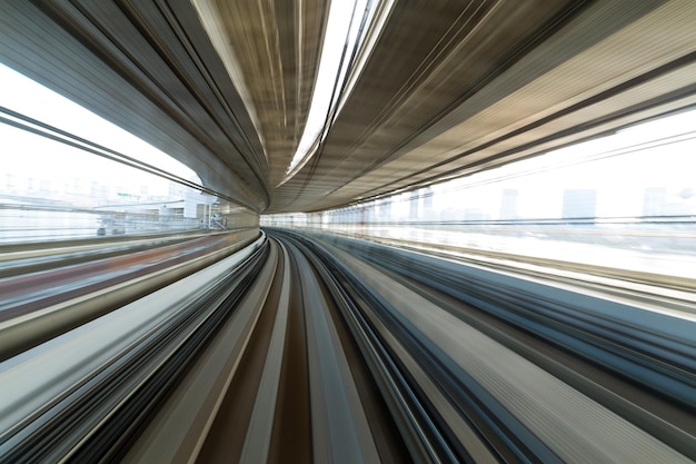 Treno che passa attraverso il tunnel