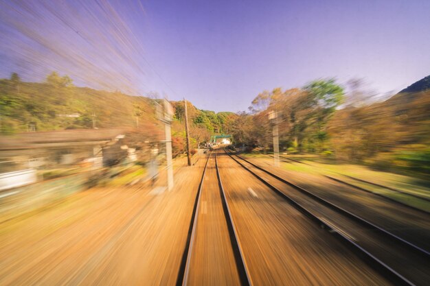 Treno che si muove sui binari ferroviari contro il cielo