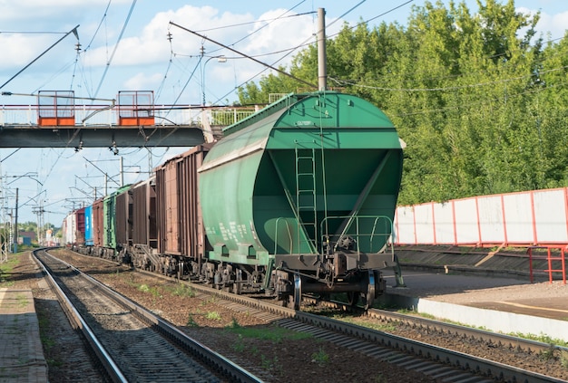 Treno con vagoni cisterna sui binari della ferrovia nel cielo