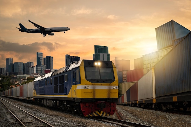 Treno container industriale per attività di logistica e importazione ed esportazione di aeromobili da trasporto