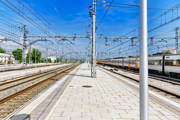 Treno della ferrovia suburbana alla stazione delle ferrovie.