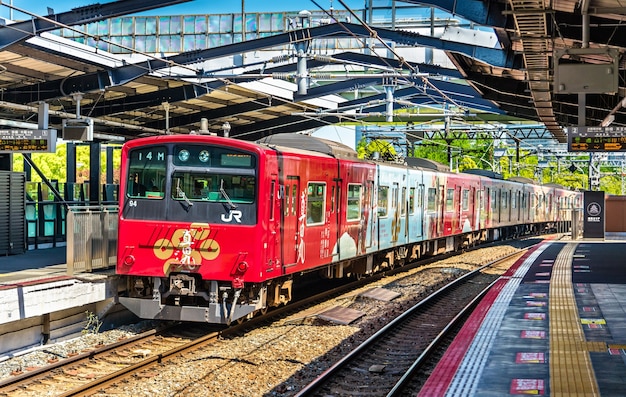 Treno della linea ad anello alla stazione di Morinomiya, Osaka, Giappone