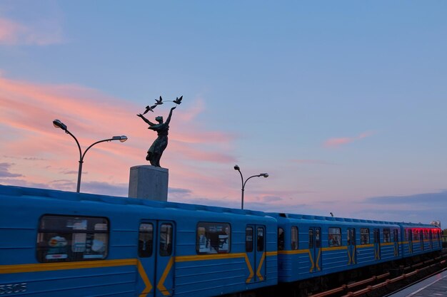 Treno della metropolitana alla stazione della metropolitana di Dnipro a Kiev