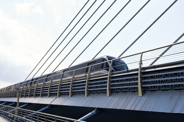 treno della metropolitana su un ponte