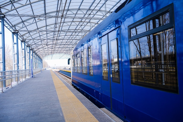 Treno espresso alla stazione ferroviaria. Senza persone, un treno vuoto.