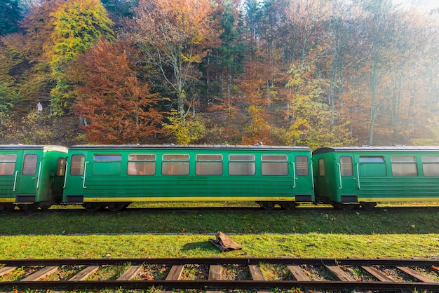 Treno ferroviario alla stazione ferroviaria abbandonata in Carpathia MountainsPolonia