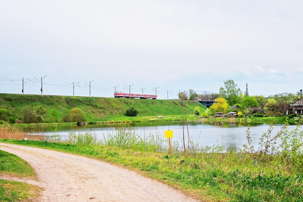 Treno in corsa in campagna a Vilnius, Lituania, paese baltico.