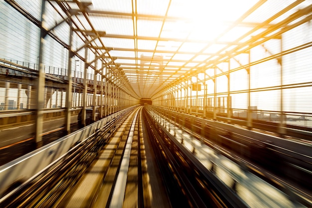 Treno in movimento veloce nel tunnel