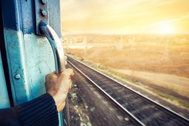 Treno indiano al tramonto