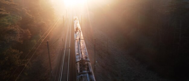 Treno merci ad alta velocità, vista dall'alto, sfocatura del movimento. Vista drone.