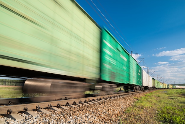 Treno merci in movimento