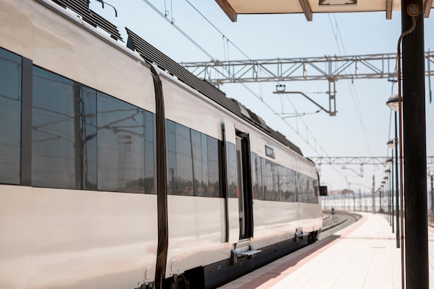 Treno moderno nella stazione che aspetta i passangers