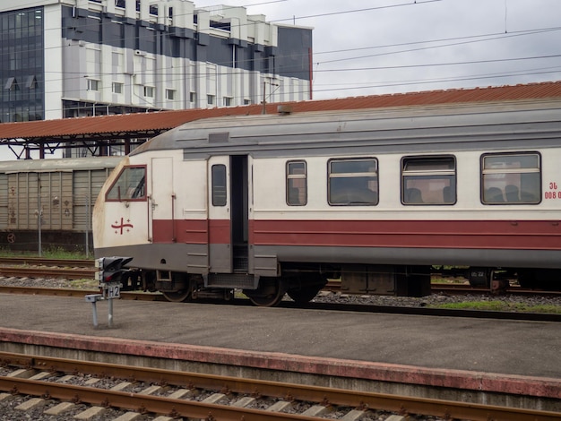 Treno passeggeri alla stazione Trasporto passeggeri Al molo vicino al treno in partenza Locomotiva del treno