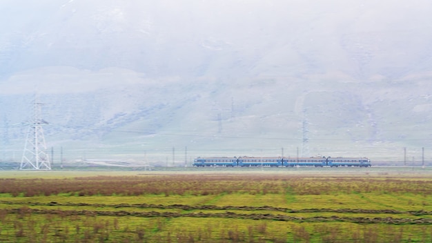 Treno passeggeri in movimento