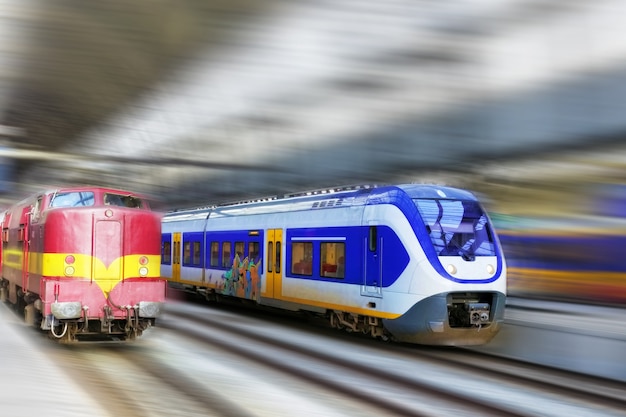 Treno passeggeri veloce moderno. Effetto movimento.