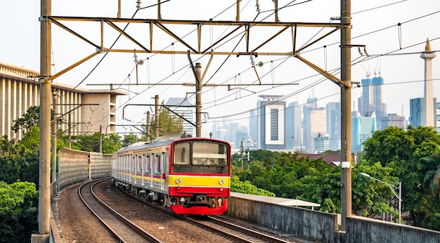 Treno per pendolari a Giacarta, capitale dell'Indonesia