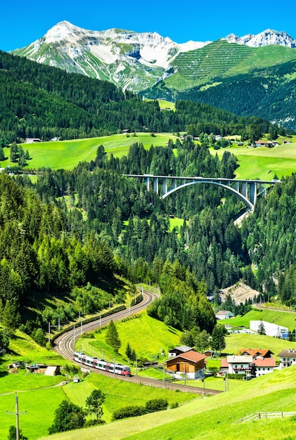 Treno regionale presso la ferrovia del Brennero nelle Alpi austriache