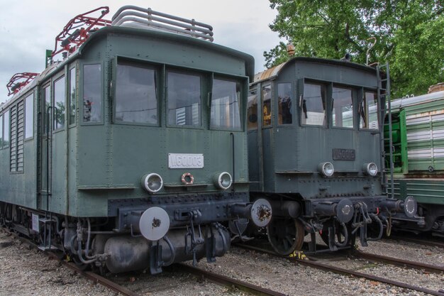 Treno su binari ferroviari