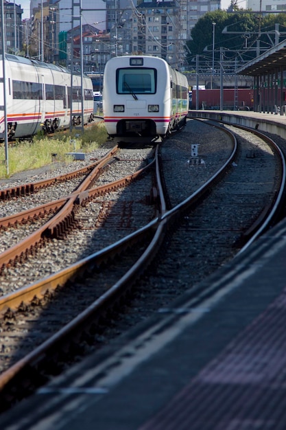 Treno su binari ferroviari