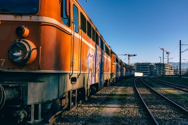 Treno su binario ferroviario