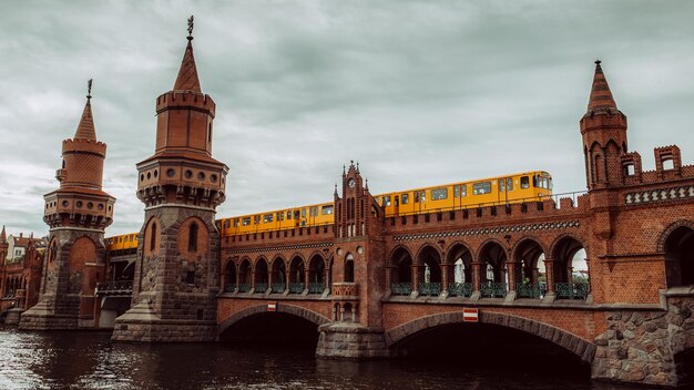 Treno sul ponte di Oberbaum sul fiume Spree contro il cielo in città