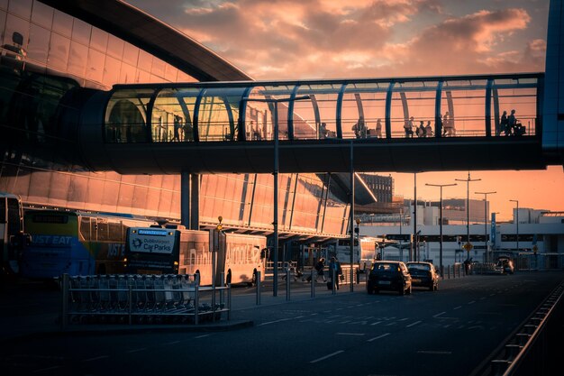 Treno sul ponte in città contro il cielo durante il tramonto