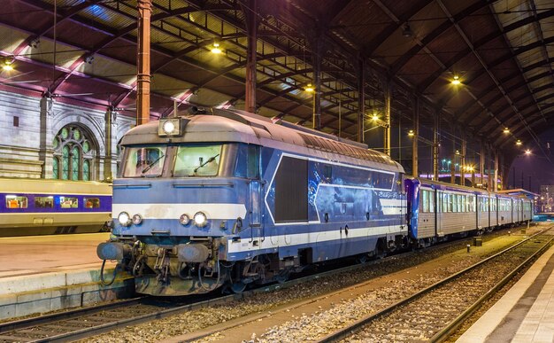 Treno sulla piattaforma della stazione ferroviaria