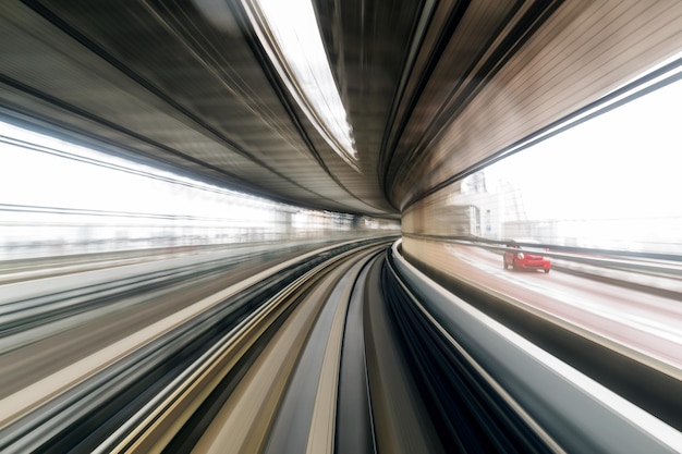 Treno sulla velocità nella stazione ferroviaria