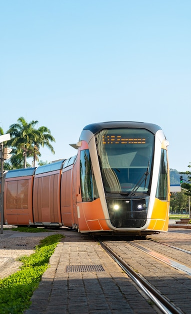 Treno Vlt, mezzo di trasporto pubblico ampiamente utilizzato nel centro della città di Rio de Janeiro in Brasile.