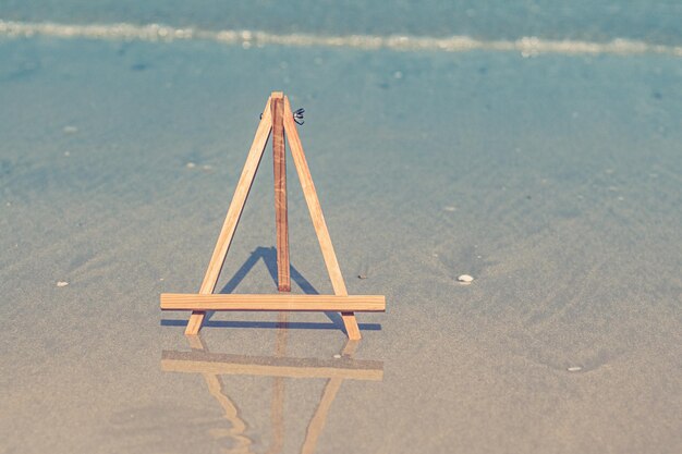 Treppiede cavalletto in legno per foto con mare sullo sfondo