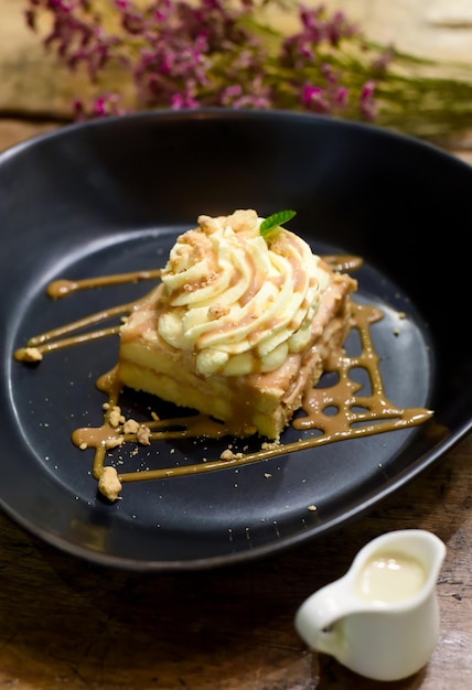 Tres leches torta o torta di tre latte in banda nera sulla tavola di legno