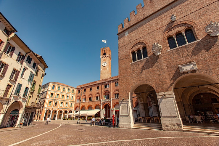 Foto treviso, italia 13 agosto 2020: piazza dei signori a treviso in italia