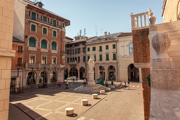 TREVISO, ITALIA 13 AGOSTO 2020: Piazza della libertà o piazza della libertà in inglese a Treviso in Italia