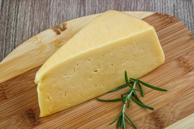 Triangolo di formaggio giallo