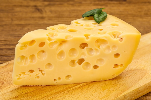 Triangolo giallo al formaggio Maasdam con fori