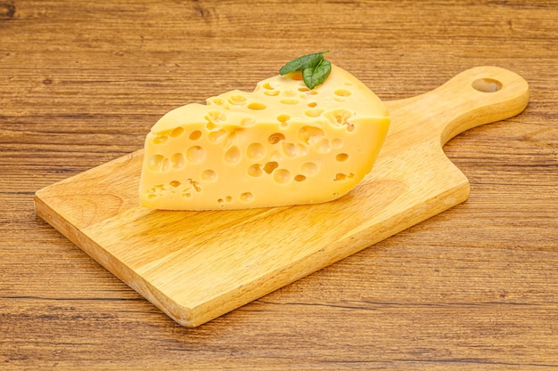 Triangolo giallo al formaggio Maasdam con fori