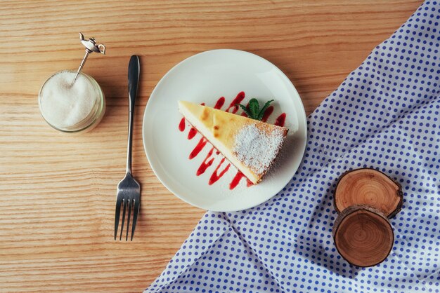 Triangolo torte di formaggio nella caffetteria. Su un tavolo di legno