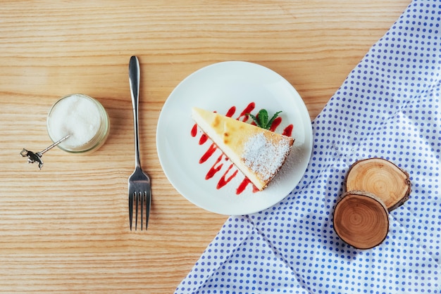 Triangolo torte di formaggio nella caffetteria. Su un tavolo di legno