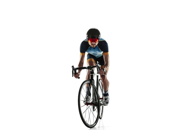 Triathlon atleta maschio ciclo di formazione isolato su bianco di sfondo per studio. Triatleta in forma caucasica che pratica nel ciclismo indossando attrezzature sportive. Concetto di stile di vita sano, sport, azione, movimento.